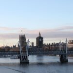 Amerikaanse man veroordeeld tot een jaar cel voor bijna honderd valse alarms met bomdreigingen in het Verenigd Koninkrijk